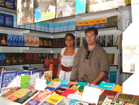 Anna i Pepo compartint estand de la Fira del Llibre de Madrid 08